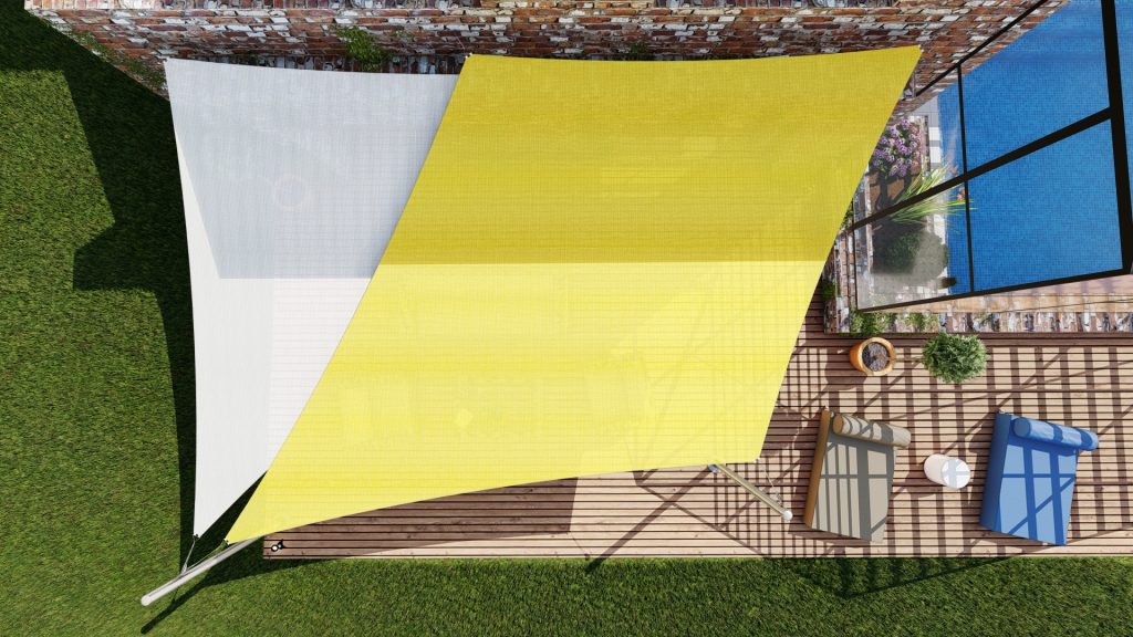 voile d'ombrage triangulaire associée à une voile d'ombrage en forme de losange sur une terrasse bois d'une maison avec piscine